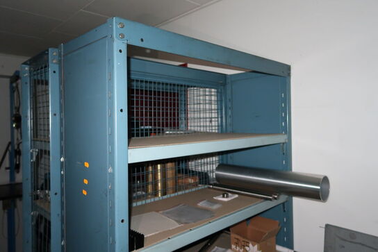 Reol med div. Varelager og reservedele