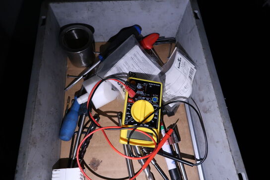 Reol med div. Værktøj (noget kan være defekt)