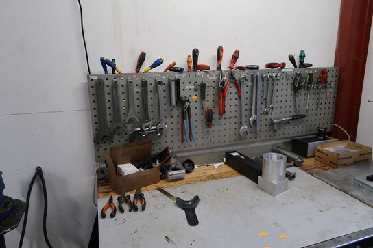 Arbejdsbord med værktøjstavle med div. Værktøj