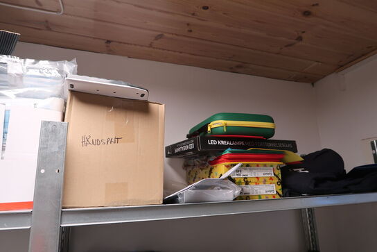 2 stk. reoler med div. Kontorartikler m.m.