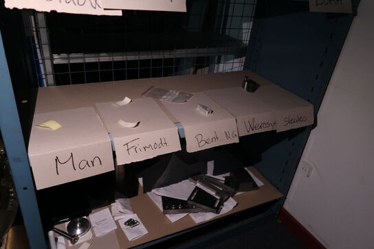 Reol med div. Varelager og reservedele