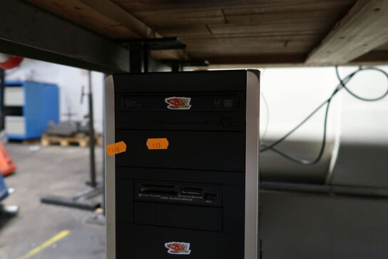 Computerskærm NEOVO samt computer, tastatur