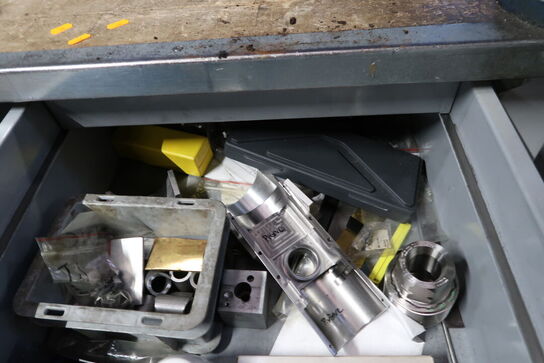 Arbejdsbord med skruestik, værktøjstavle og div. Værktøj