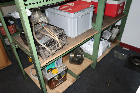 Reol med div. Reservedele