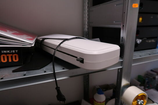 2 stk. reoler med div. Kontorartikler m.m.