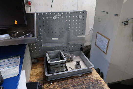 Arbejdsbord med værktøjstavle og div. Værktøj