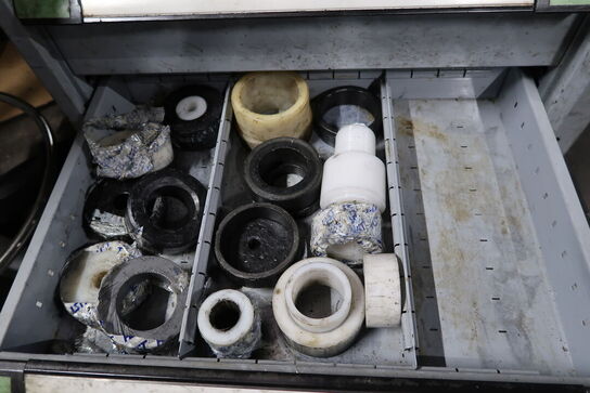 Arbejdsbord med værktøjstavle, værkstedsstol samt skab med indhold