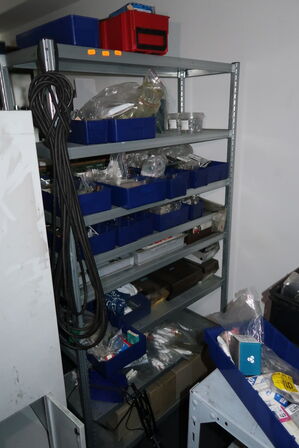 Reol med div. Varelager