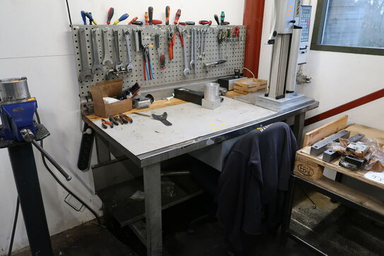 Arbejdsbord med værktøjstavle med div. Værktøj