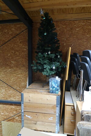 Div. Stole, borde, kunstig juletræ m.m.