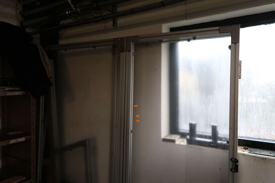 Glasafskærmningsvæg