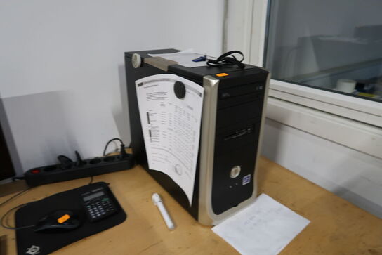 Computerskærm SAMSUNG samt computer, tastatur og mus