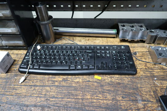 Computerskærm NEOVO samt computer, tastatur