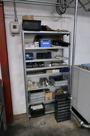 Reol med div. Specialværktøj