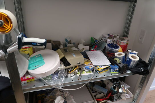 2 stk. reoler med div. Kontorartikler m.m.