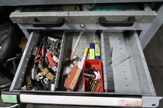 Arbejdsbord med værktøjstavle, værkstedsstol samt skab med indhold