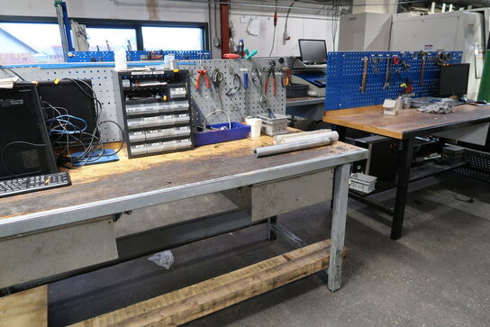 Arbejdsbord med værktøjstavle og div. Værktøj