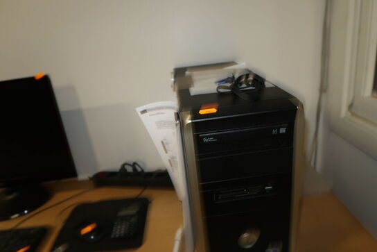 Computerskærm SAMSUNG samt computer, tastatur og mus