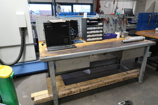 Arbejdsbord med værktøjstavle og div. Værktøj