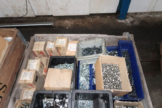 Palle med div. Bolte, møtrikker m.m.