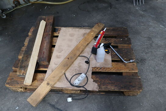 Palle med indhold samt værkstedsstol og sortimentsskab