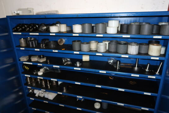 Metalskab med indhold