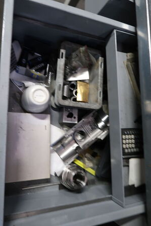 Arbejdsbord med skruestik, værktøjstavle og div. Værktøj