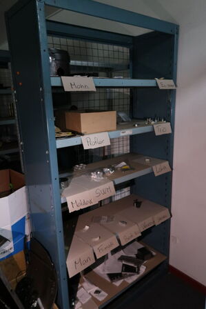 Reol med div. Varelager og reservedele