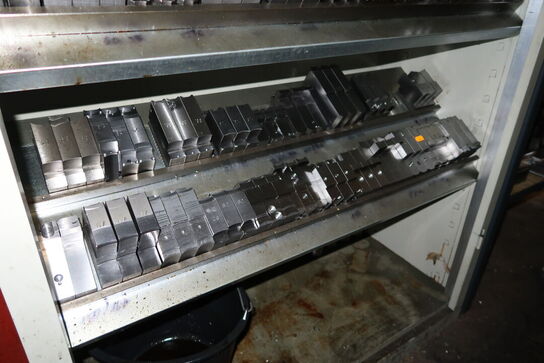 Metalskab med div. Specialværktøj