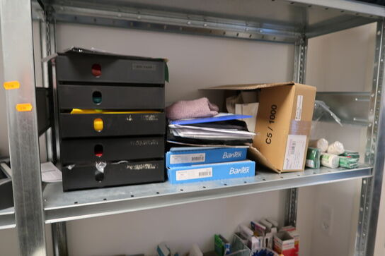 2 stk. reoler med div. Kontorartikler m.m.