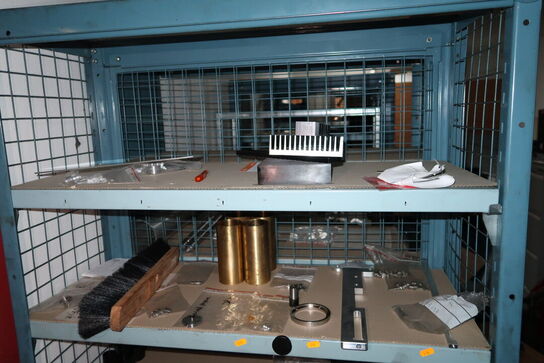 Reol med div. Varelager og reservedele