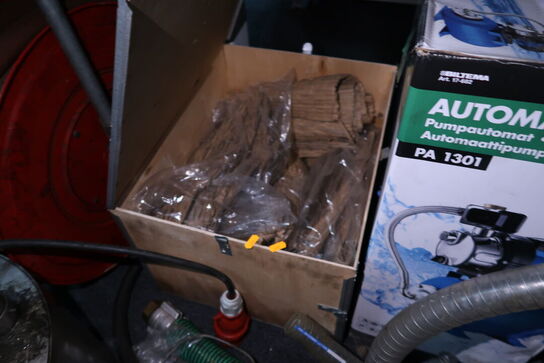 Opbevaringskasse med indhold