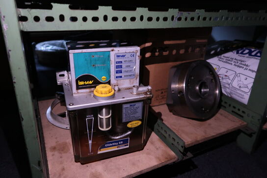 Reol med div. Reservedele