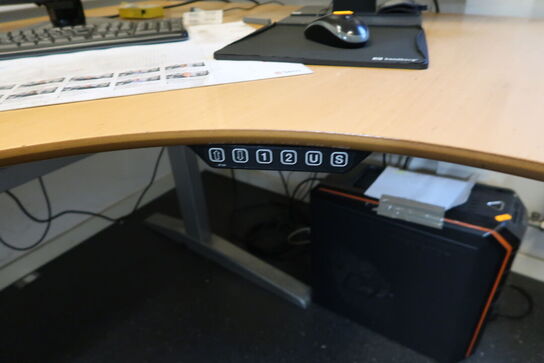 El. hæve/sænke skrivebord, div. Reoler, brochureholder m.m.