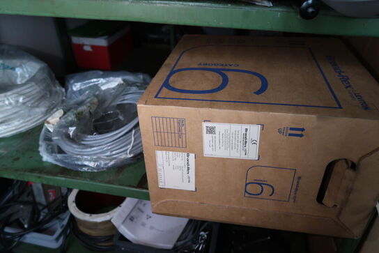 Reol med div. Reservedele, varelager