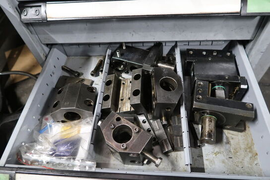 Arbejdsbord med værktøjstavle, værkstedsstol samt skab med indhold