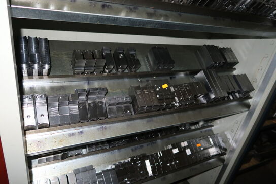 Metalskab med div. Specialværktøj