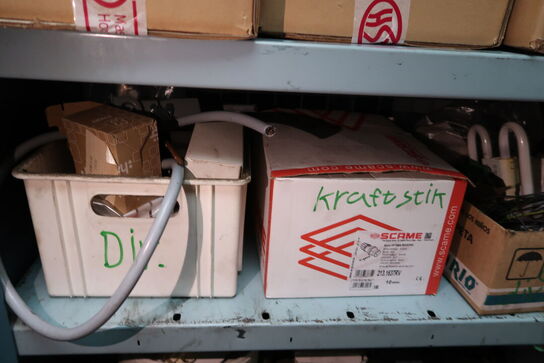 Reol med div. Varelager og reservedele