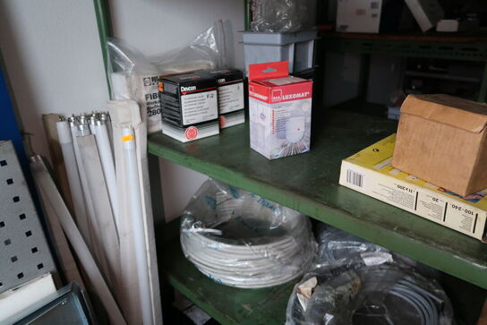 Reol med div. Reservedele, varelager