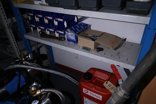 Reol med div. Reservedele