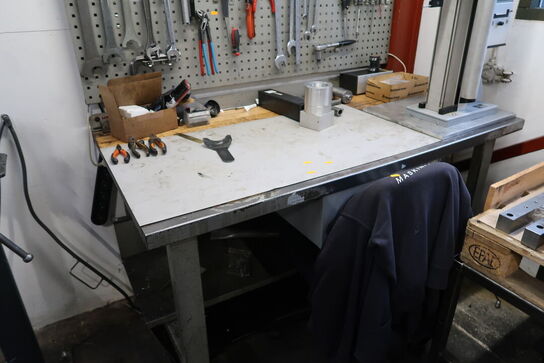 Arbejdsbord med værktøjstavle med div. Værktøj