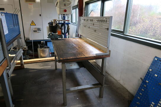 Arbejdsbord med skruestik, værktøjstavle