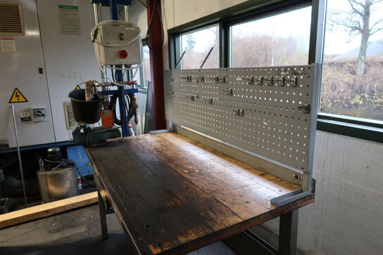 Arbejdsbord med skruestik, værktøjstavle