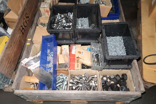 Palle med div. Bolte, møtrikker m.m.