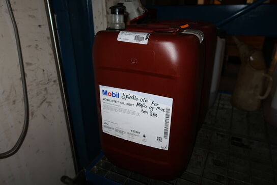 Reol med olietønder (er ret fyldte) samt spildekar