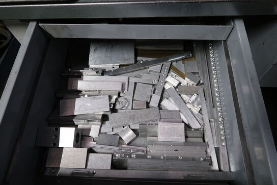 Arbejdsbord med skruestik, værktøjstavle og div. Værktøj