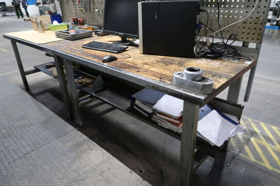 Dobbelt arbejdsbord med værktøjstavle og div. Værktøj