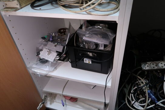 Div. Elektronik i skabe, bl.a. højtalere m.m.