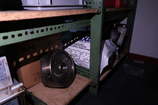 Reol med div. Reservedele