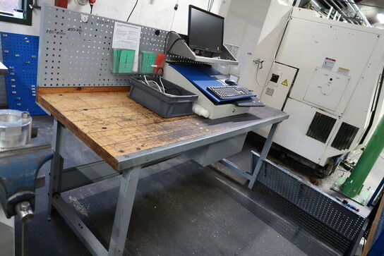 Arbejdsbord med værktøjstavle og div. Værktøj